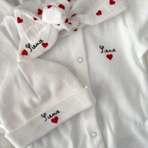 Pijama + bonnet de naissance motif coeur rouge