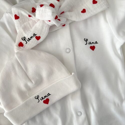 Pijama + bonnet de naissance motif coeur rouge
